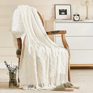 bedroom ideas for small rooms - throw blanket